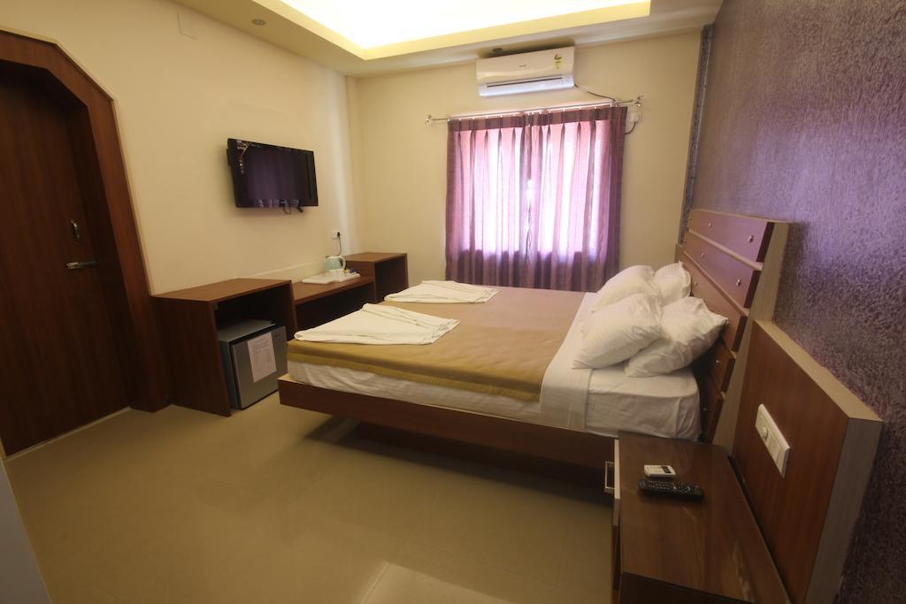 Urmee Hotel Bhuvanesvar Szoba fotó